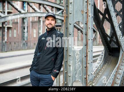Hamburg, Deutschland. Oktober 2020. Boris Herrmann, Segelsportler, steht in der Speicherstadt. Quelle: Daniel Bockwoldt/dpa/Alamy Live News Stockfoto