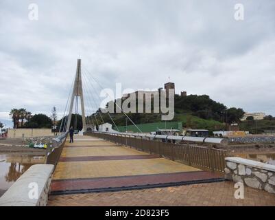 Fußgängerbrücke - Puente de la Armada Española- und das Schloss Sohail. Fuengirola, Provinz Málaga, Andalusien, Spanien. Stockfoto