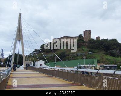 Fußgängerbrücke - Puente de la Armada Española- und das Schloss Sohail. Fuengirola, Provinz Málaga, Andalusien, Spanien. Stockfoto