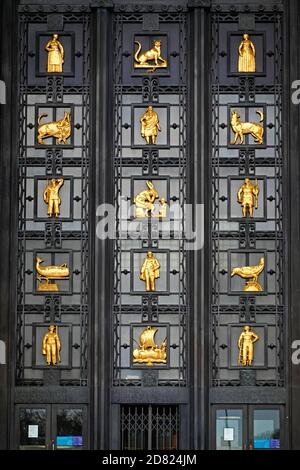 Brooklyn Public Library Türen am Grand Army Plaza NYC Stockfoto