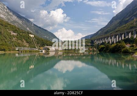 Restello See in der Nähe von Vittorio Veneto, Italien, mit einem historischen Wasserkraftwerk auf der linken Seite und dem Autobahnviadukt auf der rechten Seite Stockfoto