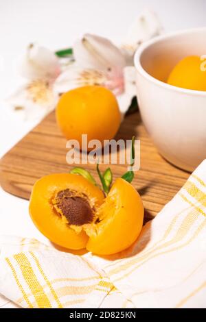 Zusammensetzung von frischen Aprikosen für kulinarische Dessertklasse oder Tapete. Sommerliche Obsternte. Gesunde vegane Ernährung. Rohrezept Stockfoto