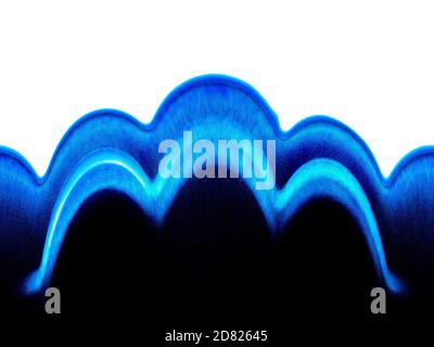 Abstrakte Darstellung einer blauen Meereswelle auf weißem Hintergrund. Stockfoto