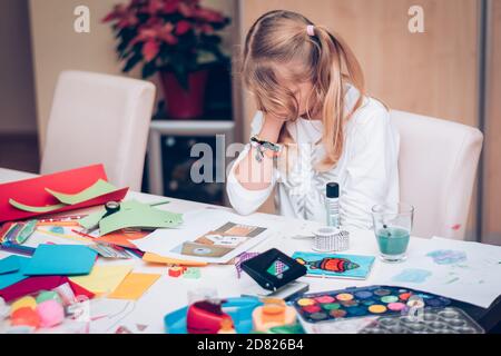 Liebenswert blonde Mädchen machen weihnachtskarte für Freunde und Verwandte Stockfoto