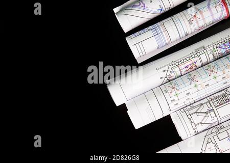 Architekturprojekt, Zeichnungen auf dunklem Hintergrund. Rollen von Projektzeichnungen. Stockfoto