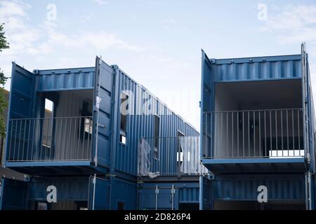 Schiffscontainer wurden früher für Obdachlose in der Bute Street in Cardiff, Wales, Vereinigtes Königreich, verwendet. Stockfoto