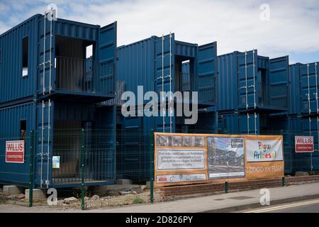 Schiffscontainer wurden früher für Obdachlose in der Bute Street in Cardiff, Wales, Vereinigtes Königreich, verwendet. Stockfoto