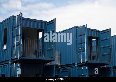 Schiffscontainer wurden früher für Obdachlose in der Bute Street in Cardiff, Wales, Vereinigtes Königreich, verwendet. Stockfoto