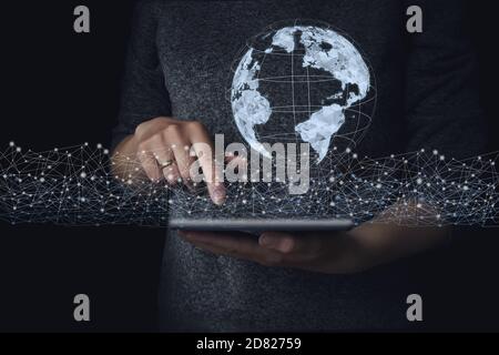 Hand berühren globale Netzwerkverbindung und Datenaustausch auf dem Planeten Erde Hintergrund, futuristisches Konzept Stockfoto