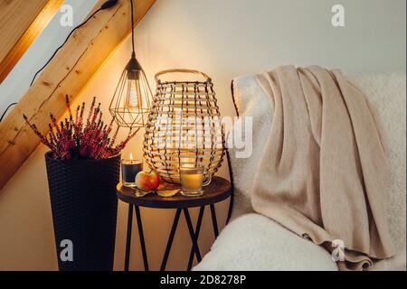 Gemütlicher Krankentag zu Hause. Tisch mit heißer Teetasse, Knoblauch und Glas Honig. Gemütliche Stimmung Herbst Saison Arrangement Konzept. Dekorative Glühlampe. Stockfoto