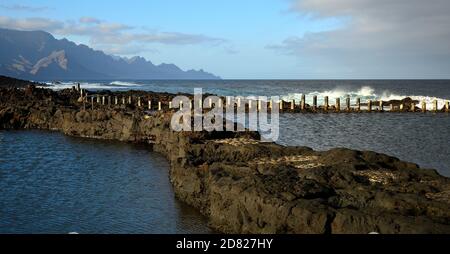 Natürliche Pools im Vordergrund und Nordwestküste von Gran Canaria, Agaete, Spanien Stockfoto