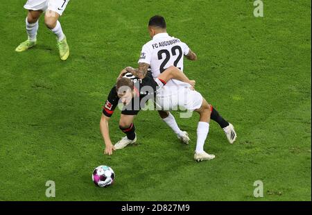 Leverkusen, Deutschland. 27. Okt, 2020. firo: 10/26/2020 Fuvuball: Fußball: 1. Bundesliga-Saison 2020/21 Bayer Leverkusen - FC Augsburg duelliert Lars Bender gegen Iago Quelle: dpa/Alamy Live News Stockfoto