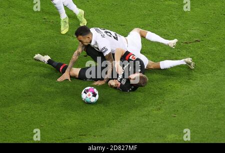 Leverkusen, Deutschland. 27. Okt, 2020. firo: 10/26/2020 Fuvuball: Fußball: 1. Bundesliga-Saison 2020/21 Bayer Leverkusen - FC Augsburg duelliert Lars Bender gegen Iago Quelle: dpa/Alamy Live News Stockfoto