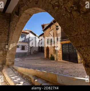 Straßen von Tronchon, einem kleinen Dorf in Teruel, Spanien Stockfoto