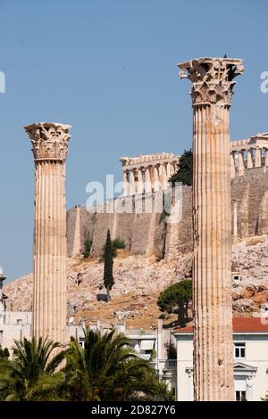 Ansicht von Parthenon auf Akropolis von den Säulen des Tempels von Olympian Zeus in Athen Stockfoto