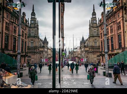 Die Käufer in der Buchanan Street in Glasgow spiegeln sich im Schaufenster, Schottland, Großbritannien Stockfoto