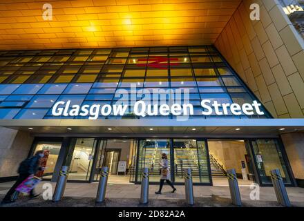 Außenansicht der neuen Fassade des Bahnhofs Glasgow Queen Street in Glasgow, Schottland, Großbritannien Stockfoto