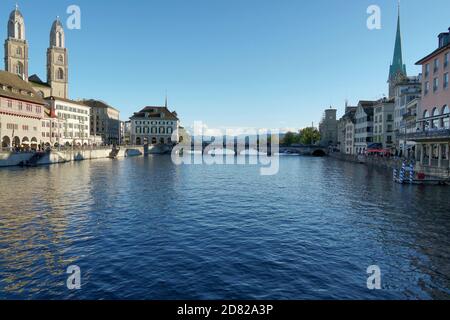 Limmat in Zürich in der Altstadt mit historischen Gebäude an beiden Ufern wie Kathedrale Grossmunstrer auf der linken Seite Und der Frauenmünster Kirche Stockfoto