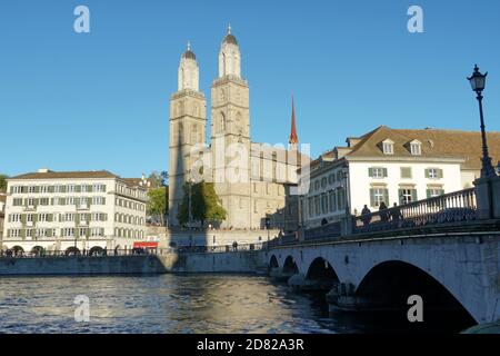 Quay Bridge in Zürich in Seitenansicht mit Grossmünster Dom am Limmat im Hintergrund umgeben von historischen Gebäuden. Stockfoto