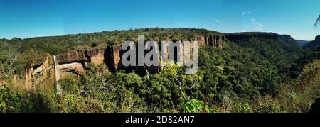 Atemberaubende Aussicht auf Wasserfälle und Schlucht in Chapada Guimaraes, Brasilien Stockfoto