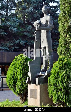 Kaliningrad, Russland - 30. september 2020: Denkmal für Peter den Großen, Kaiser von Russland, auf der Insel Kant in der Nähe der Kathedrale Stockfoto