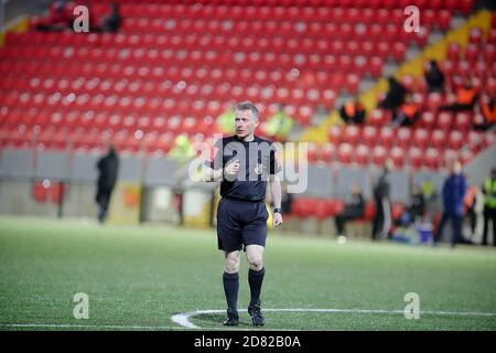 Der Mann in der Mitte Derek Tomney während der Airtricity Ligaspiel zwischen Derry City & Shelbourne Stockfoto