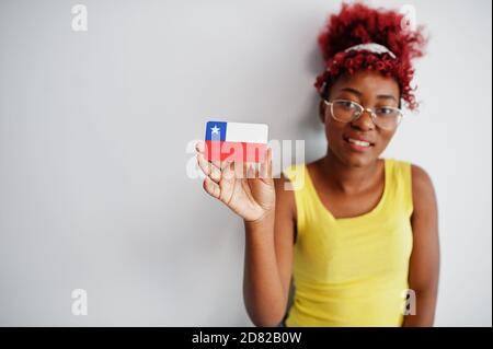 afroamerikanische Frau mit afro Haar, tragen gelbe Singlet und Brillen, halten Chile Flagge isoliert auf weißem Hintergrund. Stockfoto