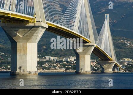 Hängebrücke über die Meerenge des Golfs von Korinth, Griechenland. Ist die zweitlängste Kabelbrücke der Welt Stockfoto