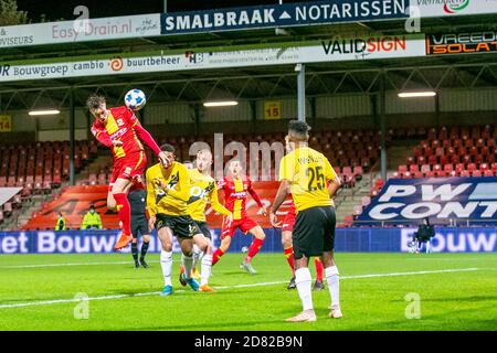 Deventer, Niederlande. Oktober 2020. DEVENTER, Stadion De Adelaarshorst, 26-10-2020, Saison 2020/2021, Niederländer TOTO KNVB Beker. Ga Adler Spieler Sam Beukema (L) erzielt 1-0 Punkte während des Spiels Schieß los. Adler - NAC Kredit: Pro Schüsse/Alamy Live Nachrichten Stockfoto