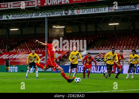 Deventer, Niederlande. Oktober 2020. DEVENTER, Stadion De Adelaarshorst, 26-10-2020, Saison 2020/2021, Niederländer TOTO KNVB Beker. Ga Adler Spieler Jeroen Veldmate erzielt 4-0 Punkte während des Spiels Schieß los. Adler - NAC Kredit: Pro Schüsse/Alamy Live Nachrichten Stockfoto