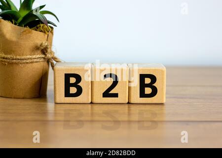 Konzeptwort 'B2B - Business to Business' auf Kuben auf einem schönen Holztisch, weißer Hintergrund. Hausanlage. Geschäftskonzept. Stockfoto