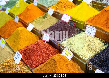 Gewürze und Tees über den ägyptischen Markt in Istanbul Stockfoto