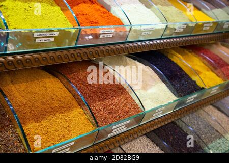 Gewürze und Tees über den ägyptischen Markt in Istanbul Stockfoto