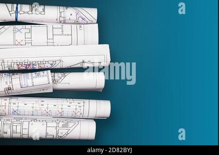 Architekturprojekt, Zeichnungen auf dunklem Hintergrund. Rollen von Projektzeichnungen. Stockfoto