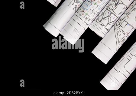 Architekturprojekt, Zeichnungen auf dunklem Hintergrund. Rollen von Projektzeichnungen. Stockfoto