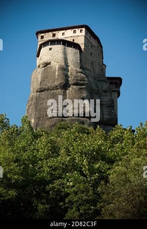 Blick auf einen Klosterturm auf einer Spitze Von Meteora in Griechenland Stockfoto