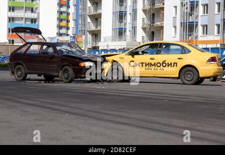 Sankt Petersburg, Russland-Juni 2020: Ein Unfall mit einem Taxi citymobil. Stockfoto