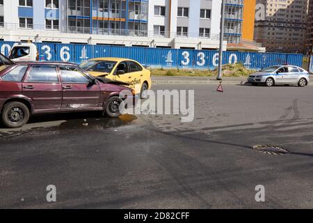 Sankt Petersburg, Russland-Juni 2020: Ein Unfall mit einem Taxi citymobil. Stockfoto