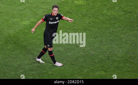 Leverkusen, Deutschland. 27. Okt, 2020. firo: 10/26/2020 Fuvuball: Fußball: 1. Bundesliga-Saison 2020/21 Bayer Leverkusen - FC Augsburg GESTIK, Julian Baumgartlinger Quelle: dpa/Alamy Live News Stockfoto