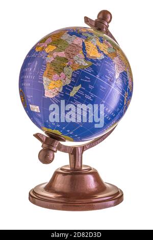Globus auf einem Holzständer, isolieren auf weißem Hintergrund Stockfoto