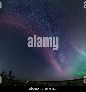 Sehr seltene erstaunliche Foto von der ganzen Milchstraße Panorama mit himmlischen STEVE Phänomen, grüne Aurora Lichter unten, Nordschweden Landschaft. 23. Oktober Stockfoto