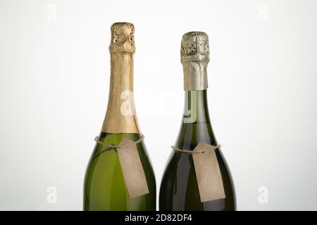 Zwei klare Flaschen Sekt auf hellem Hintergrund. Stockfoto