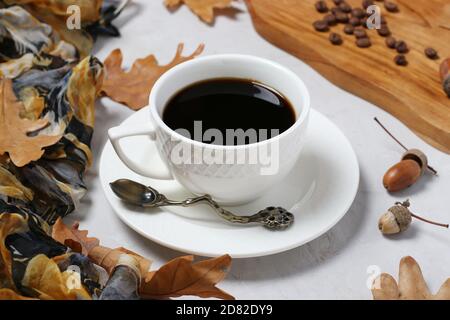 Acorn Kaffee mit Herbst Eichenlaub auf grauem Hintergrund. Kaffee-Ersatz ohne Koffein. Nahaufnahme. Horizontales Format. Stockfoto