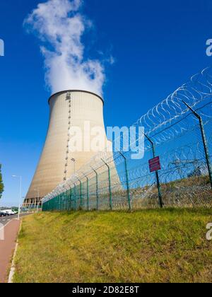 Frankreich, Cher (18), Belleville-sur-Loire, Kernkraftwerk (CNPE) betrieben von EDF, Kühlkamin und Stacheldrahtzäune Stockfoto