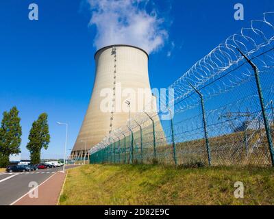 Frankreich, Cher (18), Belleville-sur-Loire, Kernkraftwerk (CNPE) betrieben von EDF, Kühlkamin und Stacheldrahtzäune Stockfoto