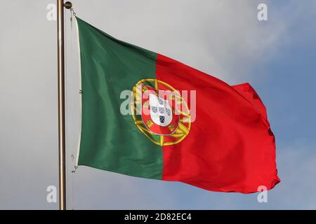 Schöne portugiesische Flagge, die im Wind fließt Stockfoto