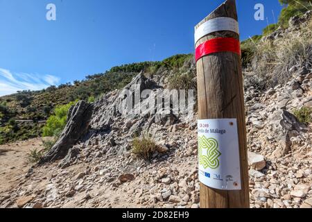 26. Oktober 2020: 26. Oktober 2020 (Canillas de Aceituno, Malaga )der große Weg von Malaga hat ab diesem Montag eine neue und spektakuläre Attraktion in der Stelle von Saltillo: Eine 50 Meter lange Brücke in einer Schlucht, die die Gemeinden Sedella und Canillas de Aceituno verbindet, und Metallstege, die mehr als hundert Meter hoch auf dem Weg liegen, der diese Gemeinden verbindet. Der Bau der Hängebrücke über den genannten Fluss Almanchares, 50 Meter lang und 1.20 Meter breit, die drittgrößte in Spanien in natürlichen Gebieten, die aus Stahl und Holz hergestellt wurde und die suspen Stockfoto