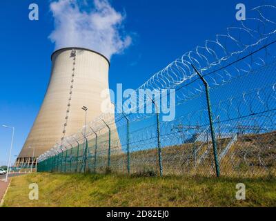 Frankreich, Cher (18), Belleville-sur-Loire, Kernkraftwerk (CNPE) betrieben von EDF, Kühlkamin und Stacheldrahtzäune Stockfoto