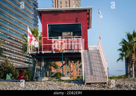 Batumi. Georgien - 12. Oktober 2020: Lebensrettend an der schwarzen Küste von Batumi Stockfoto