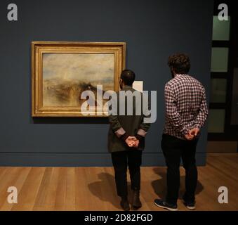 Tate Britain präsentiert eine wegweisende Ausstellung in diesem Herbst JMW Turner ( 1775 -1851 ) Turner lebte durch turbulente Zeiten . Großbritannien war im Krieg die meiste Zeit seines Lebens. Politische Reformen sowie scietific und kulturelle Fortschritte transformiert die Gesellschaft ..Durner erstmals beobachtet das zeitgenössische Leben als junger Maler in den 1970er Jahren, die Ausstellung untersucht seine Faszination für Industrie und Infrastruktur als neue Elemente der britischen Landschaft ..die Ausstellung reflektiert auch Turners Interesse an sozialen Reformen , Vor allem seine wechselnden Einstellungen gegenüber Politik, Arbeit und Sklaverei und seine Erinnerungen an den Krieg. Stockfoto